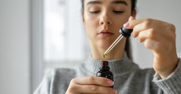 אישה נוטלת שמן cbd