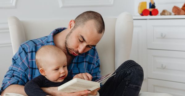 מתי מתחילים עם ספרים לתינוקות – ומה באמת חשוב שיהיה בהם