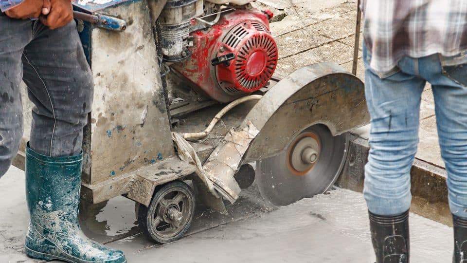 ההשפעה הסביבתית של ניסור בטון: מזעור אבק ופסולת