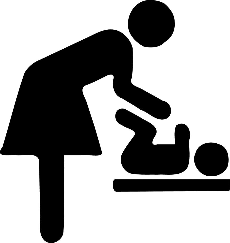 אישה מחליפה חיתול