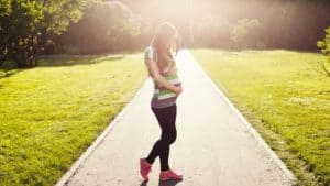 אישה בהריון בפארק