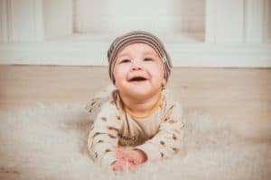 תינוק מחייך על שטיח