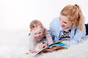 אמא ותינוקת קוראות ספר