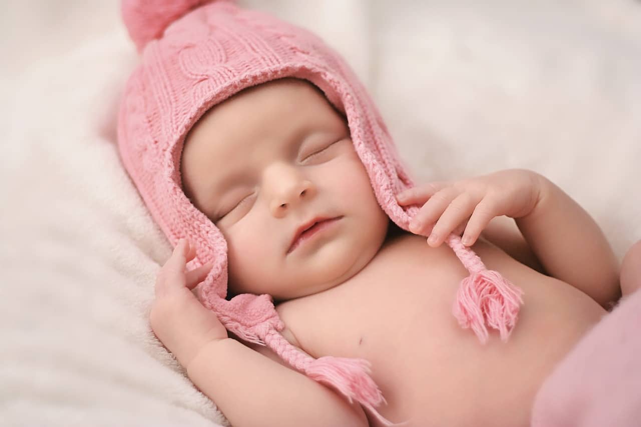 תינוק עם כובע ורוד
