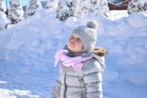 ילדה עם מעיל בשלג