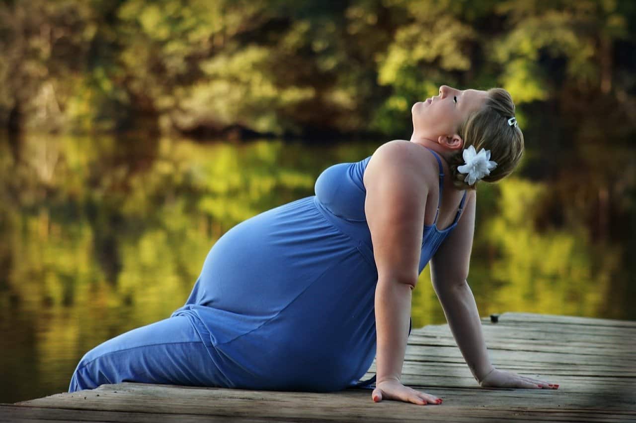 אישה בהריון בשמלה כחולה