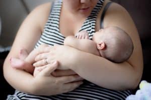 אישה מחזיקה תינוק