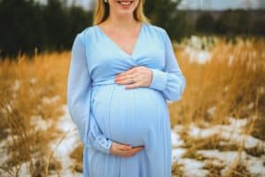אישה בהריון בשדה
