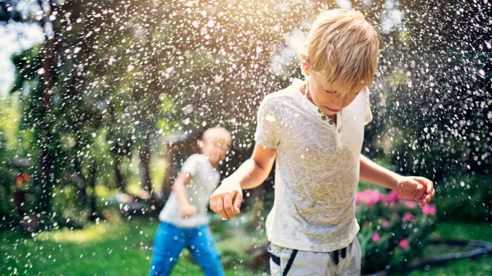 5  דברים שישמרו על ילדכם צונן לאורך הקיץ